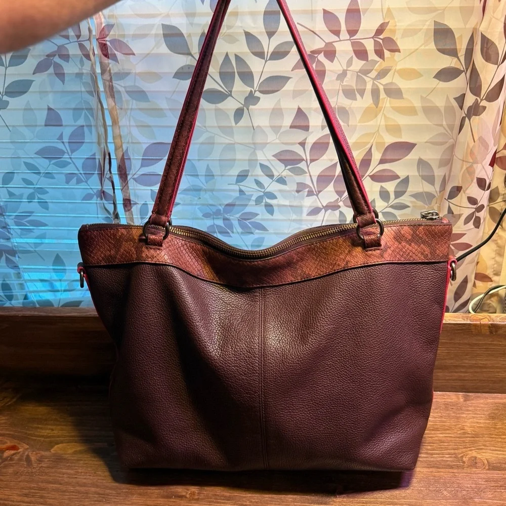 STUNNING β¨ Coach Embossed Leather Tote β Wine/Burgundy with Snake Print Trim β¨β - Picture 4 of 14